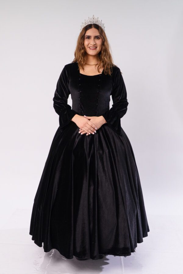 Reina en traje negro